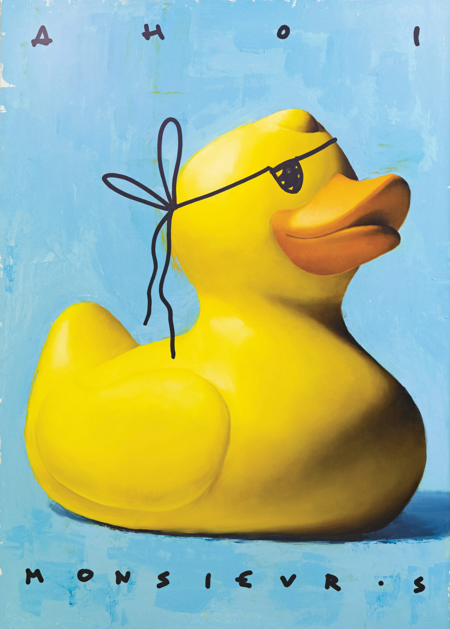Eine gelbe Gummiente mit einer schwarzen Piratenaugenklappe steht vor einem blauen Hintergrund. Die Buchstaben "A H O I" stehen oben und "M O N S I E U R S" unten auf dem Bild.