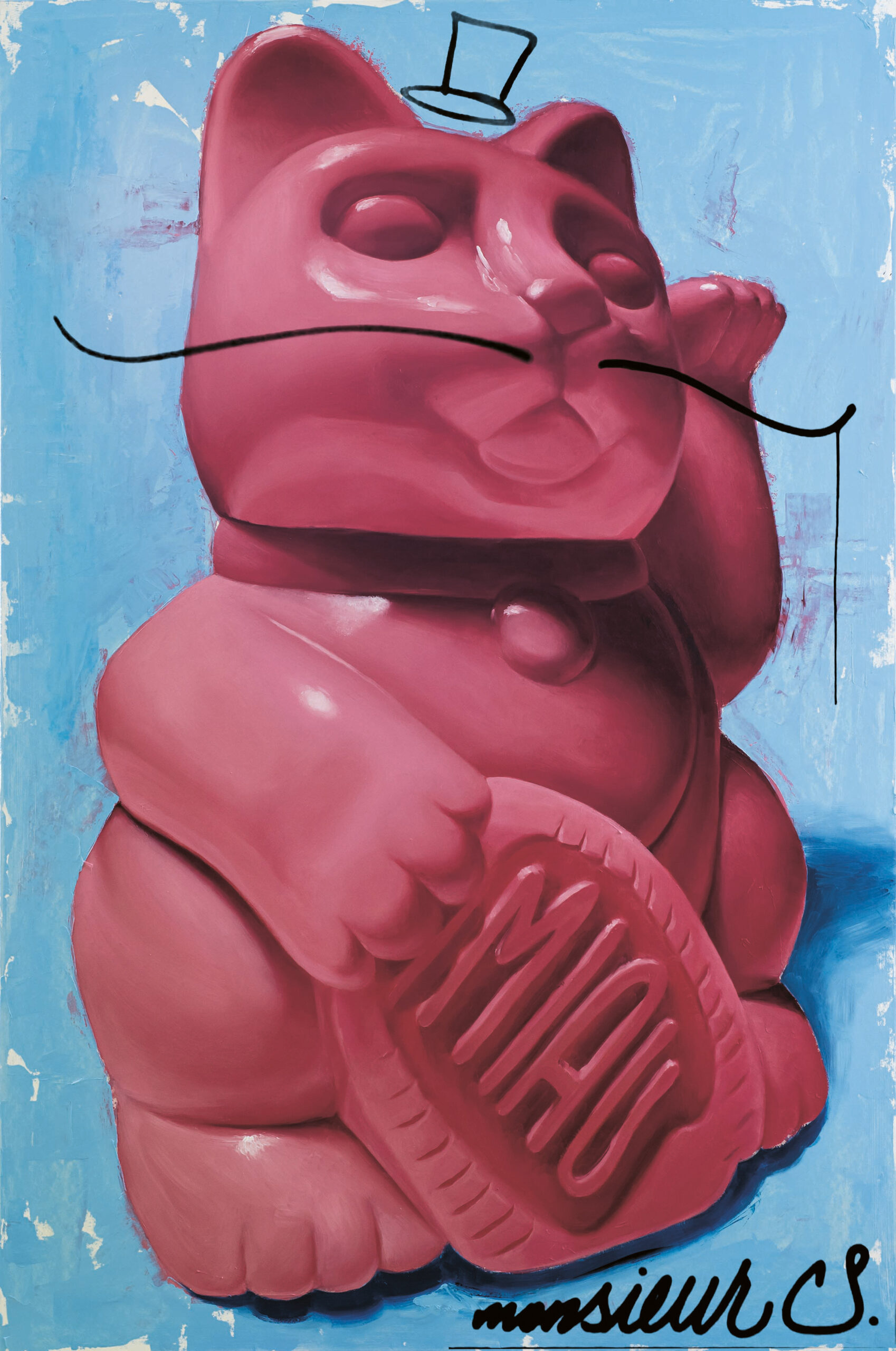 Eine rosafarbene Maneki-neko-Statue (Glückskatze) mit gezeichnetem schwarzen Schnurrbart und Zylinder, die ein Oval mit der Aufschrift "MIAU" vor einem strukturierten blauen Hintergrund hält, mit einer Signatur unten rechts.