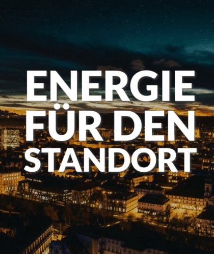 Stadt in der Abenddämmerung mit beleuchteten Gebäuden, Sternenhimmel und fetter deutscher Schrift: "Energie für den Standort.