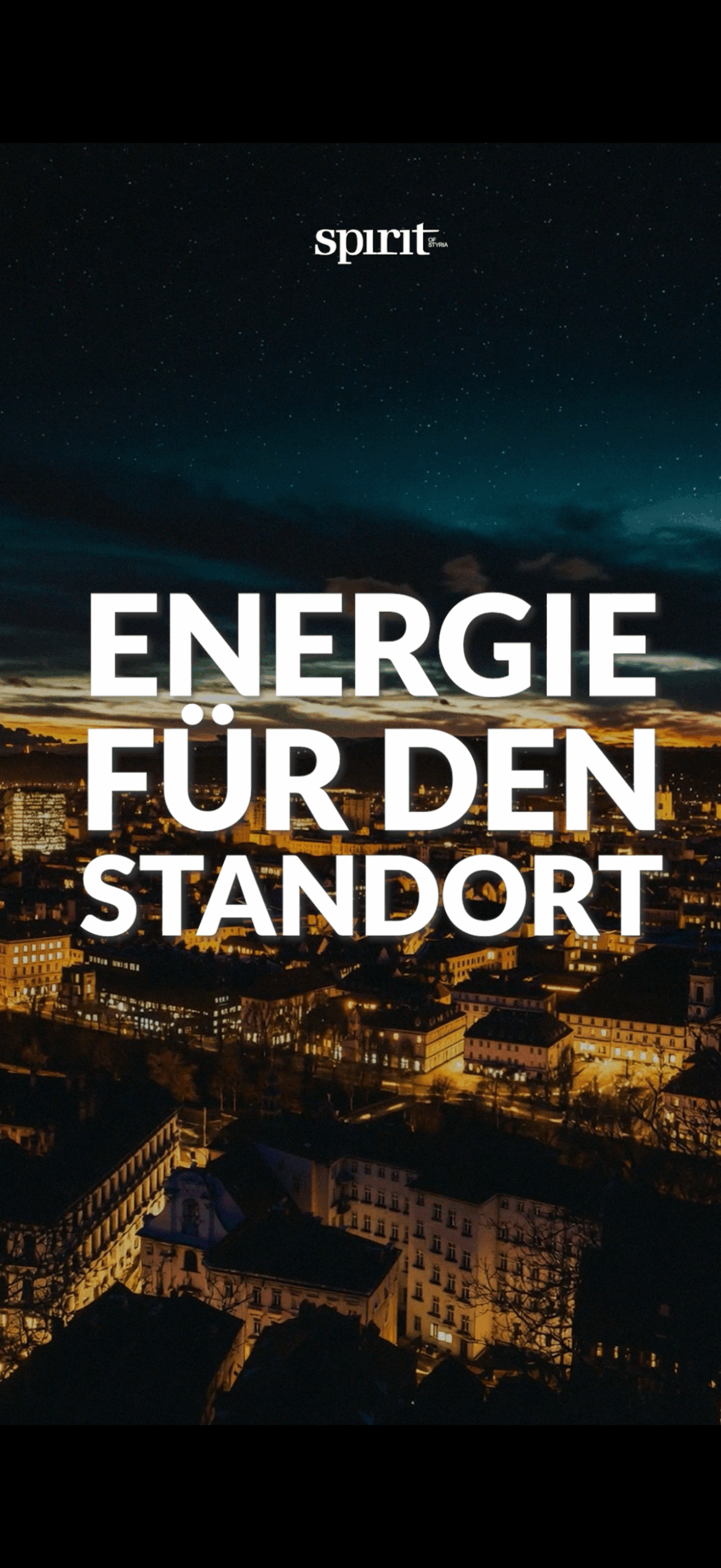 Stadt in der Abenddämmerung mit beleuchteten Gebäuden, Sternenhimmel und fetter deutscher Schrift: "Energie für den Standort.