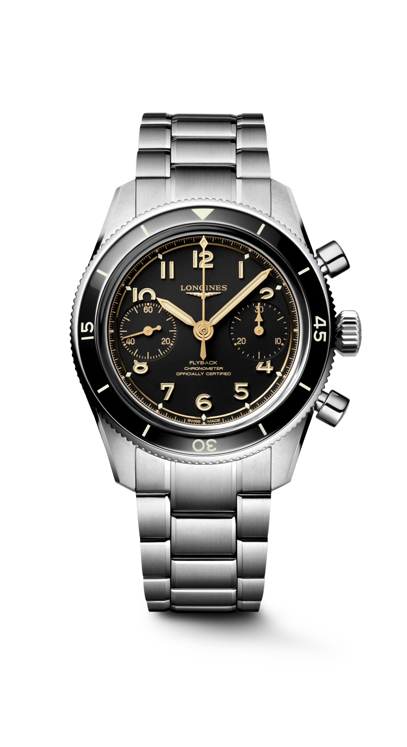 Eine Longines-Armbanduhr aus Edelstahl mit schwarzer Lünette, schwarzem Zifferblatt, goldfarbenen arabischen Ziffern, zwei Hilfszifferblättern und Metallarmband. Die Uhr verfügt über Chronographendrücker an der Seite und Leuchtzeiger.