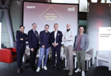 Sechs Männer stehen lächelnd vor einem Bildschirm mit der Aufschrift "Männer. Gesundheit. Vorsorge." bei einer feierlichen Veranstaltung und unterstreichen damit ihr Engagement für Initiativen wie die Ortskernbelebung Steiermark. Gekleidet sind sie in Smart-Casual- bis Business-Kleidung.