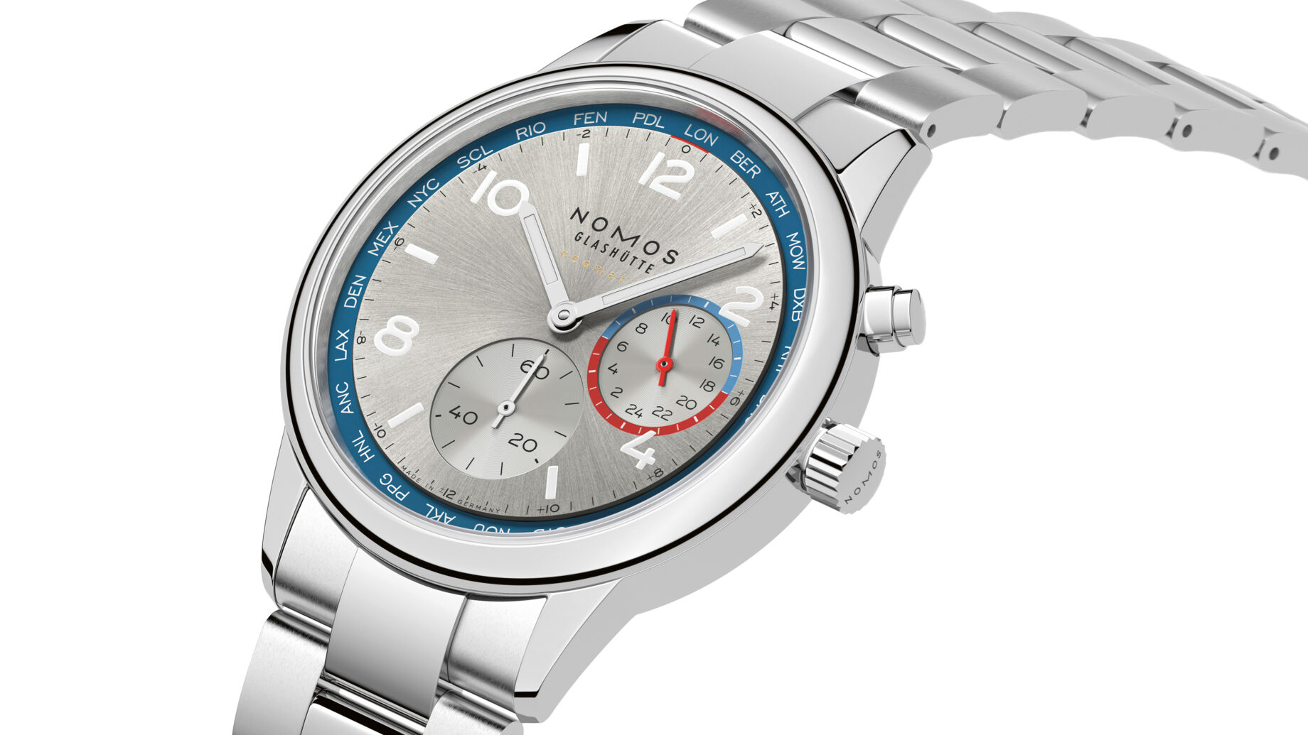 Eine silberne NOMOS Glashütte-Armbanduhr mit Metallband, blauen Akzenten, zwei Hilfszifferblättern und einem grauen, strukturierten Zifferblatt, schräg dargestellt.