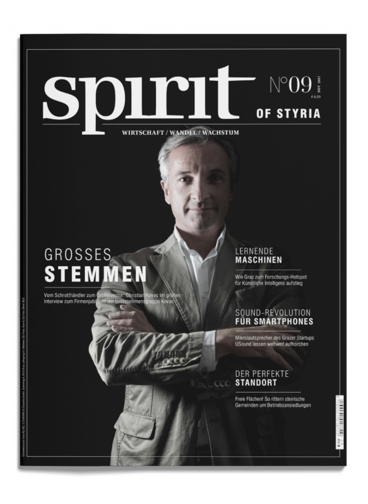 Das Titelbild eines Magazins mit dem Titel "spirit of STYRIA" zeigt einen Mann im Anzug mit verschränkten Armen, der selbstbewusst vor einem dunklen Hintergrund steht.