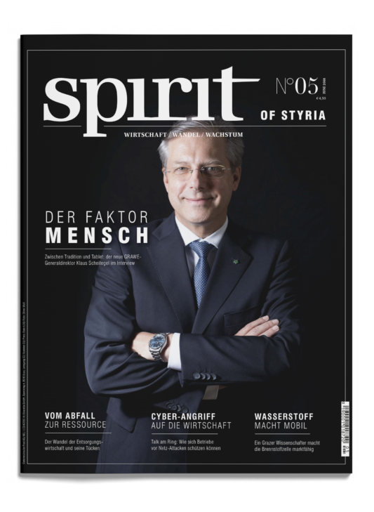 Ein Mann im Anzug mit Brille steht lächelnd mit verschränkten Armen auf dem schwarz-weißen Cover des Magazins spirit of Styria", Ausgabe Nr. 5.