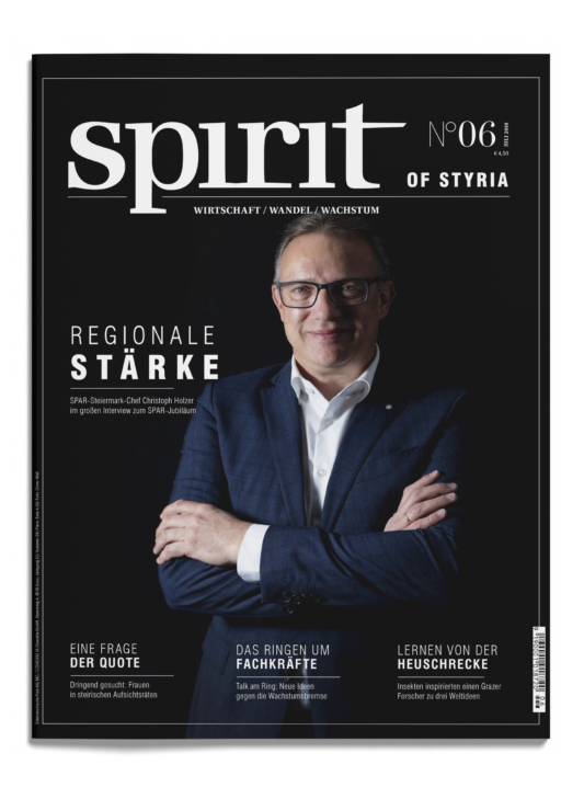 Ein Mann im Anzug, die Arme verschränkt, lächelt auf dem Cover des Magazins "spirit of styria", Ausgabe 6. Der Text umgibt ihn mit Feature-Themen.