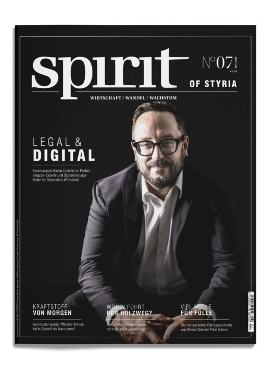 Ein Mann im Anzug und mit Brille sitzt mit verschränkten Händen lächelnd auf dem Cover des Magazins "spirit of Styria", Ausgabe 07, mit rechtlichen und digitalen Themen.