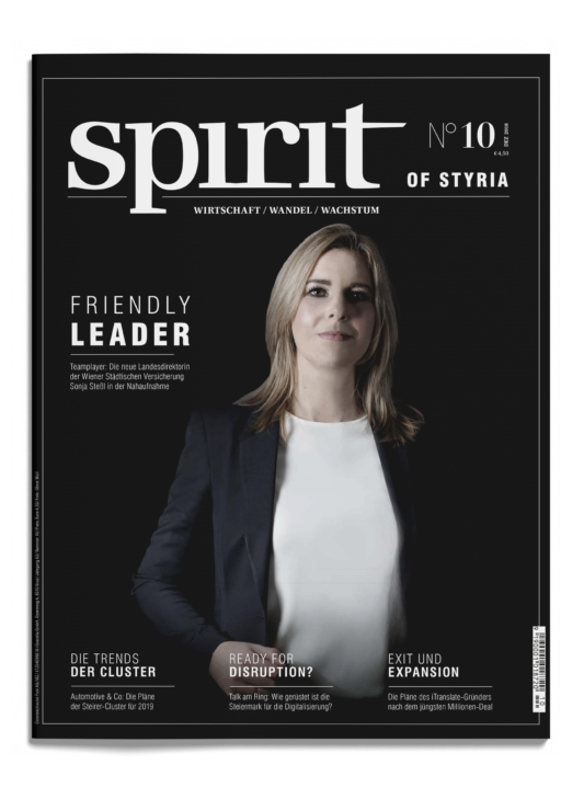 Eine Frau im Business-Outfit steht selbstbewusst auf dem Cover des Magazins spirit of Styria", Ausgabe 10, mit den Themen Führung und Wirtschaft.