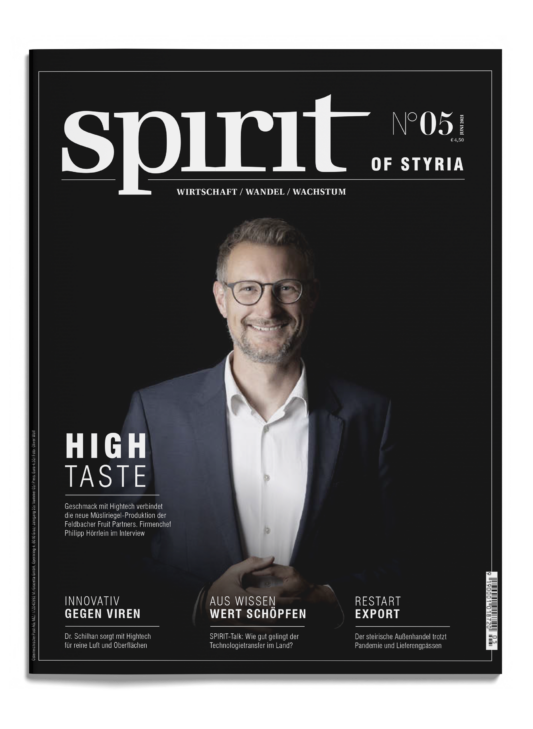 Ein lächelnder Mann mit Brille und Anzug steht vor einem schwarzen Hintergrund auf dem Cover des Magazins "Spirit of Styria", Ausgabe Nr. 05.