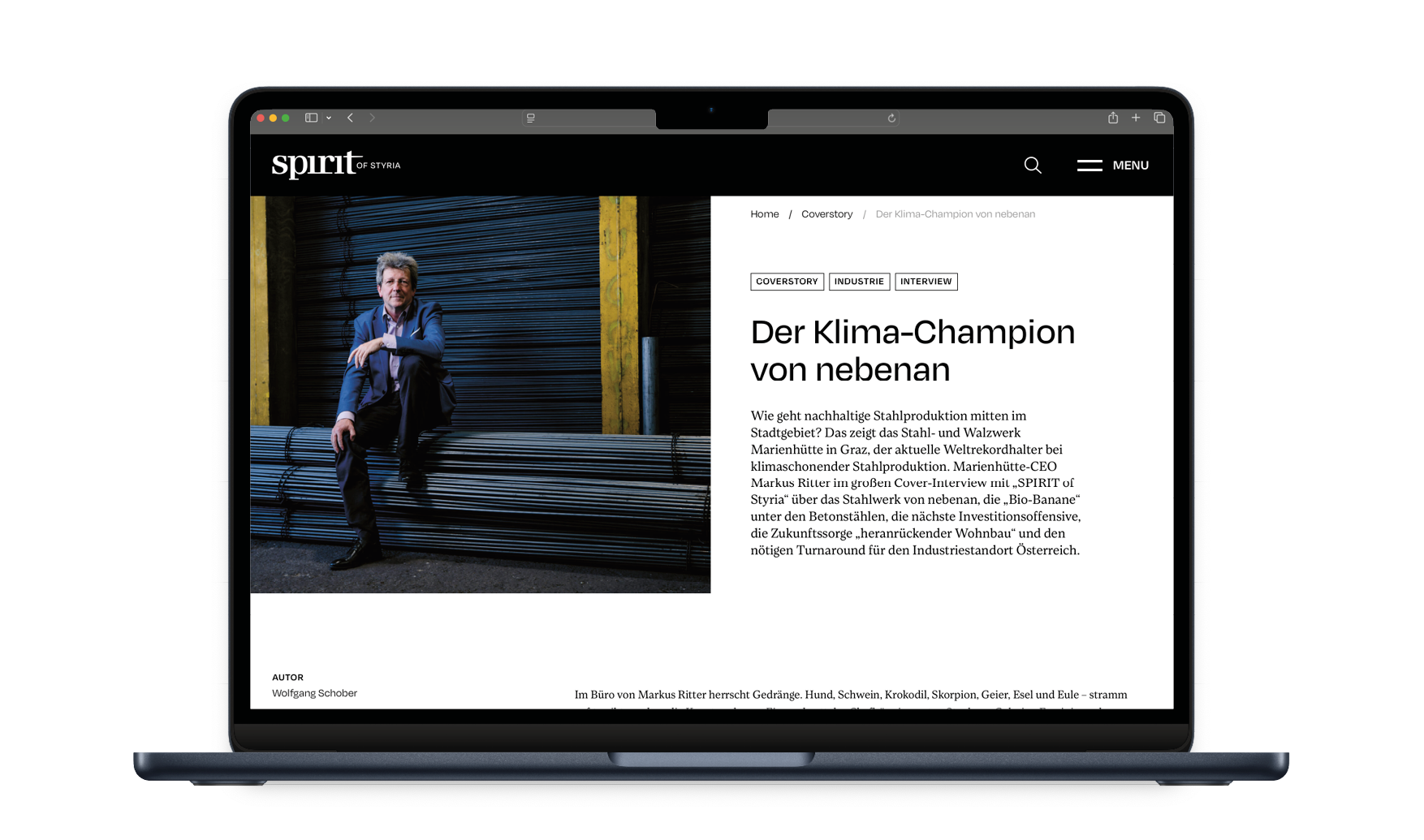 Auf einem Laptop erscheint ein deutscher Online-Artikel mit dem Titel "Der Klima-Champion von nebenan", in dem ein Mann im Anzug vor gestapelten Metallrohren sitzt.