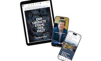 Ein iPad und zwei Smartphones zeigen Inhalte zur Stahlproduktion an, darunter Text, ein sprechender Mann und ein Foto eines Stahlwerks.