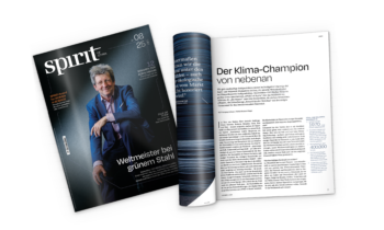 Zwei Zeitschriften auf einer weißen Fläche: eine geschlossene, die einen Mann im Anzug auf dem Cover zeigt, und eine geöffnete, die einen deutschen Artikel mit dem Titel "Der Klima-Champion von nebenan" enthält.