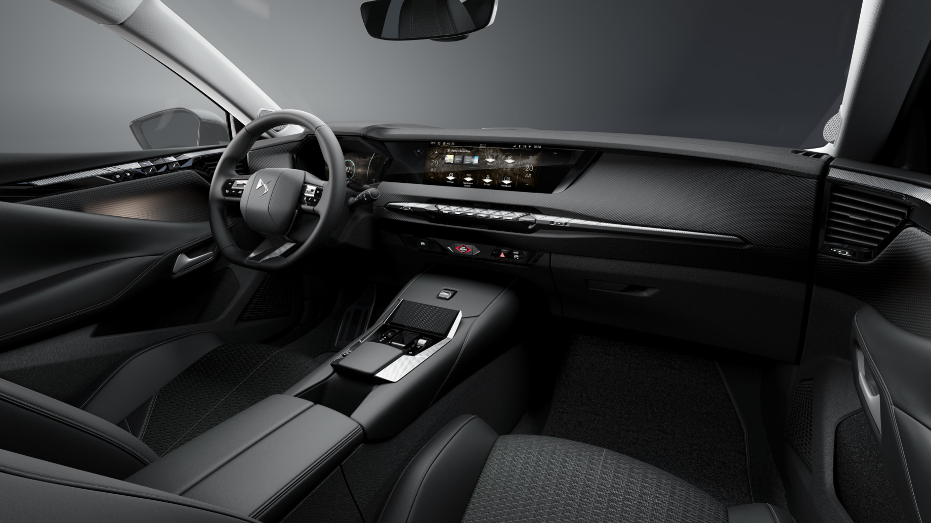 Modernes Interieur mit schwarzen Sitzen, digitalem Armaturenbrett, Touchscreen-Display und minimalistischem Design mit Metall- und Kohlefaserakzenten.