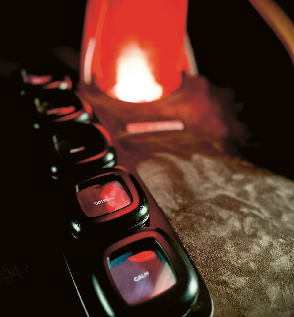 Nahaufnahme eines Bedienfelds mit schwarzen Tasten, die mit "SENHA" und "CALL" beschriftet sind, neben einem leuchtenden roten Licht in einer schwach beleuchteten Umgebung.