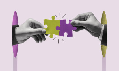 Zwei Hände greifen durch bunte Portale und halten jeweils ein Puzzleteil - ein grünes, ein violettes -, das vor einem hellen Hintergrund zusammengefügt werden soll.