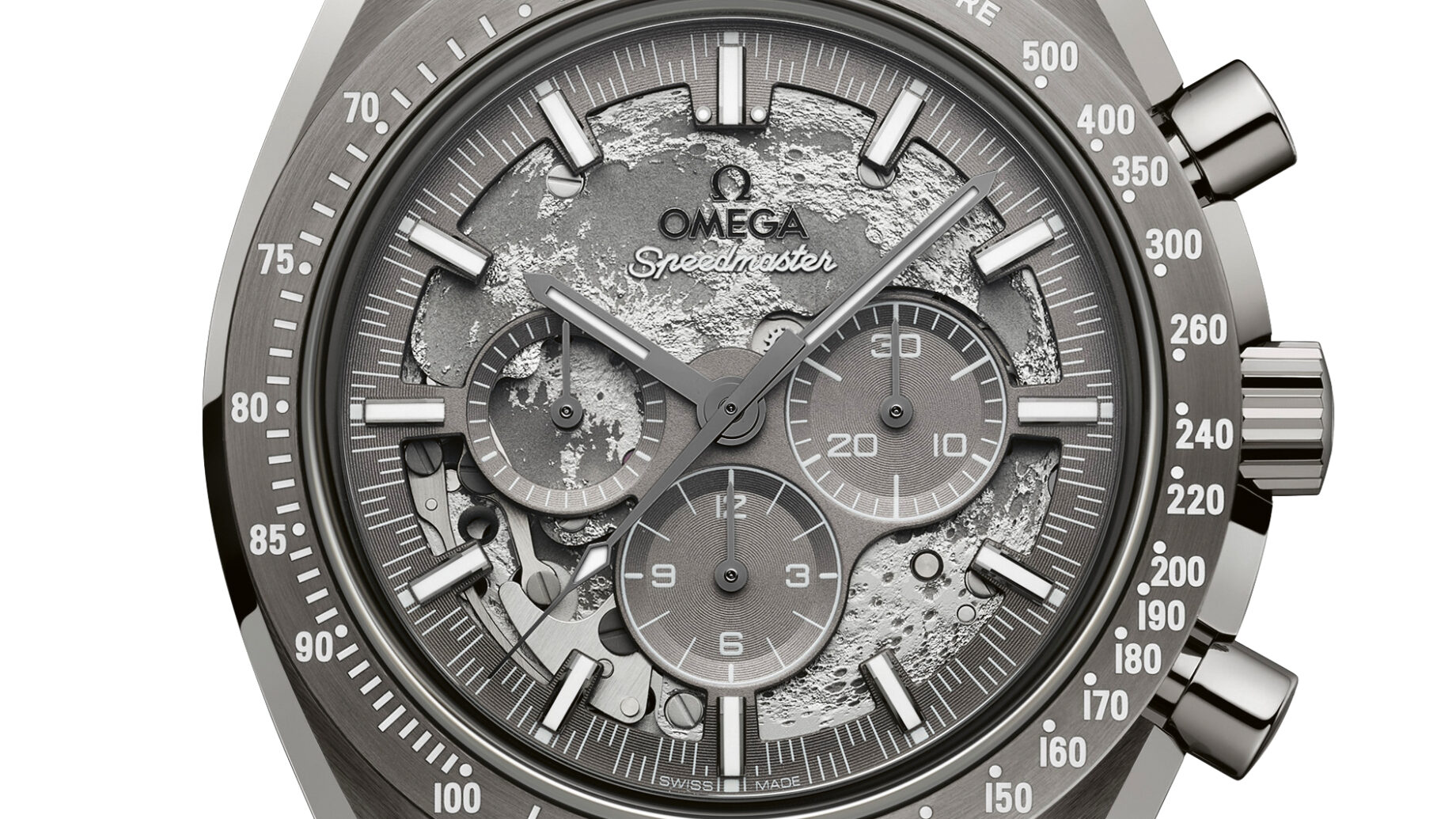 Eine silberne Omega Speedmaster Uhr mit einem strukturierten grauen Zifferblatt, drei Hilfszifferblättern, einer Tachymeter-Lünette und einem schwarzen Stoffarmband.