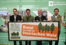 Vier Männer in österreichischer Tracht halten ein Schild bei einer Veranstaltung des Steirischen Bauernbundes - Katzbeck Fenster Testsieger bei Markentreue wird herzlich begrüßt.