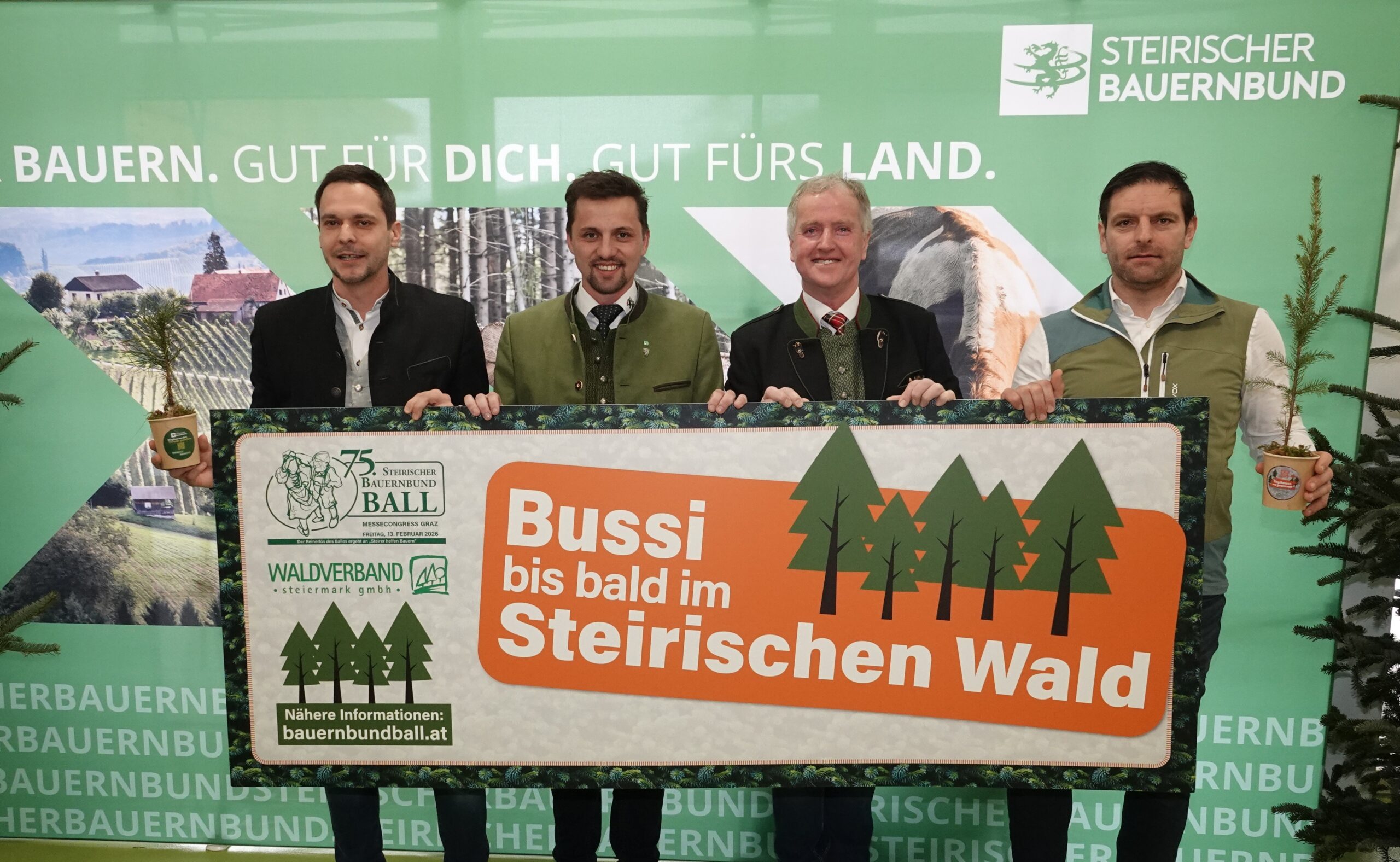 Vier Männer in österreichischer Tracht halten ein Schild bei einer Veranstaltung des Steirischen Bauernbundes - Katzbeck Fenster Testsieger bei Markentreue wird herzlich begrüßt.