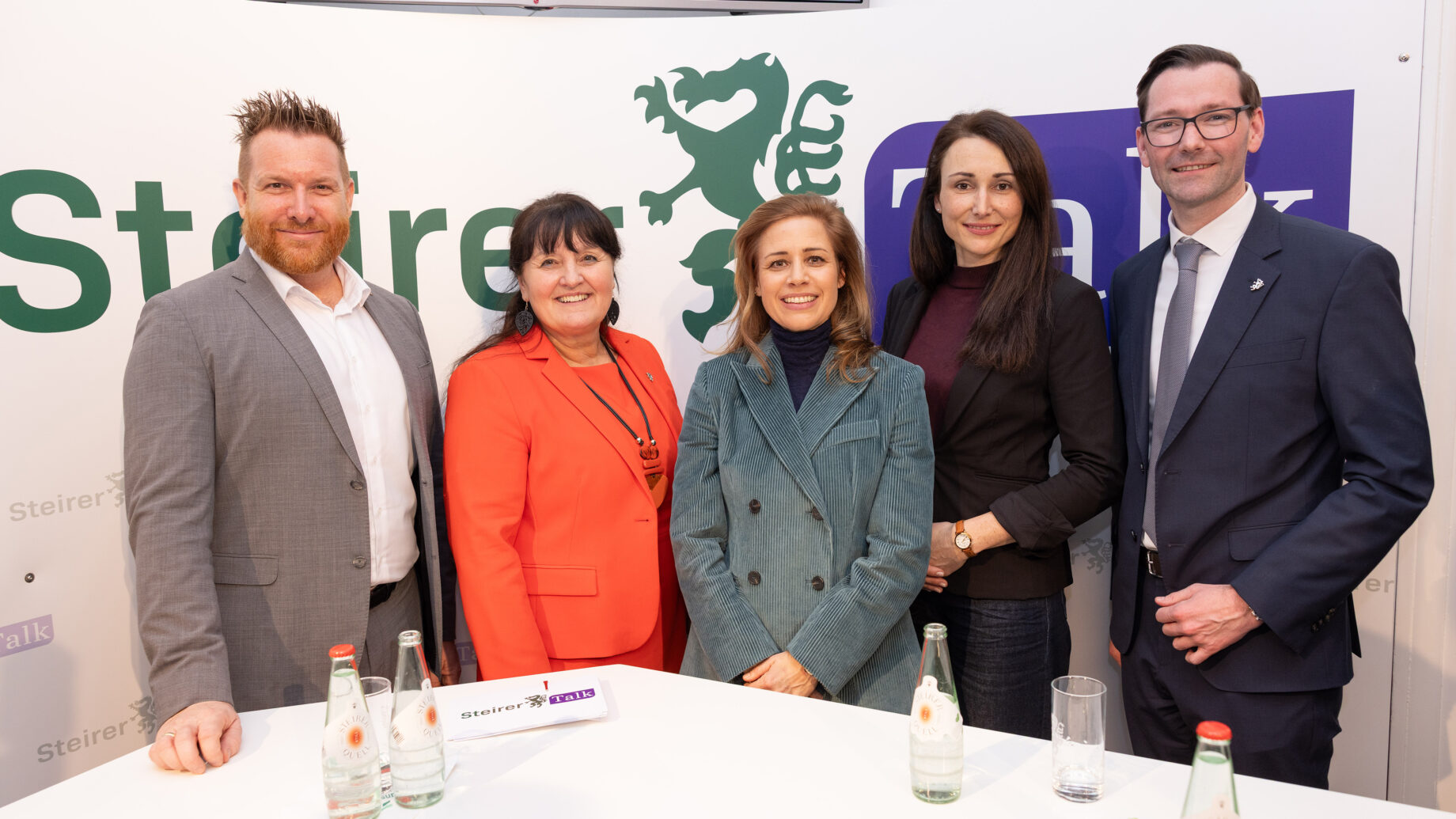 Fünf Personen in Geschäftskleidung stehen lächelnd an einem Tisch, an dem 1 Million Euro für Landesstraßen Steiermark gefeiert wird, vor einer Logowand.