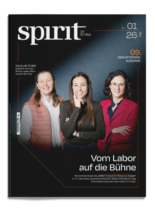 Drei Frauen lächeln und posieren zusammen vor einem dunklen Hintergrund auf dem Cover des Magazins "spirit of Styria", Ausgabe 01/26.