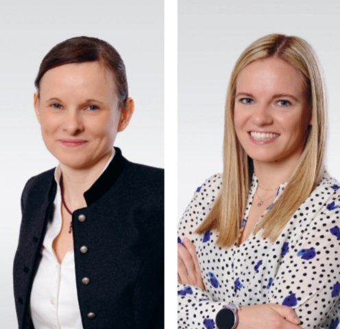 Zwei Frauen posieren für professionelle Fotos; eine mit dunklem Haar in einem Dutt und einer schwarzen Jacke, die andere mit langem blondem Haar und einer weißen gemusterten Bluse.