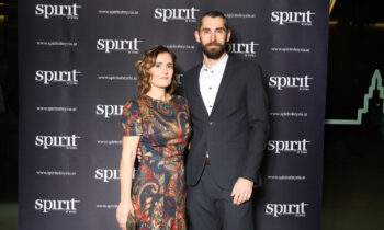 Ein Mann und eine Frau posieren für ein Foto.