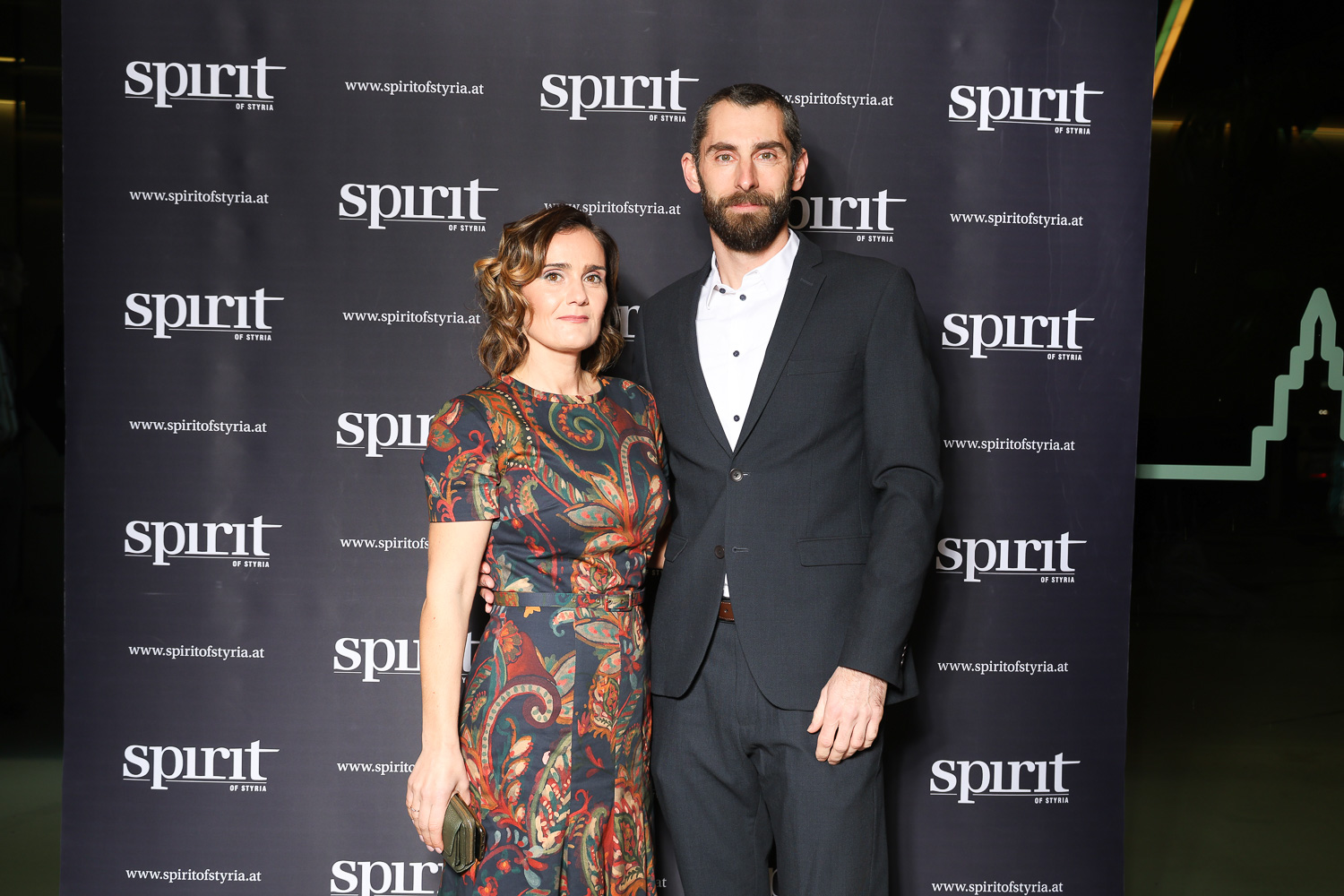 Ein Mann und eine Frau posieren für ein Foto.
