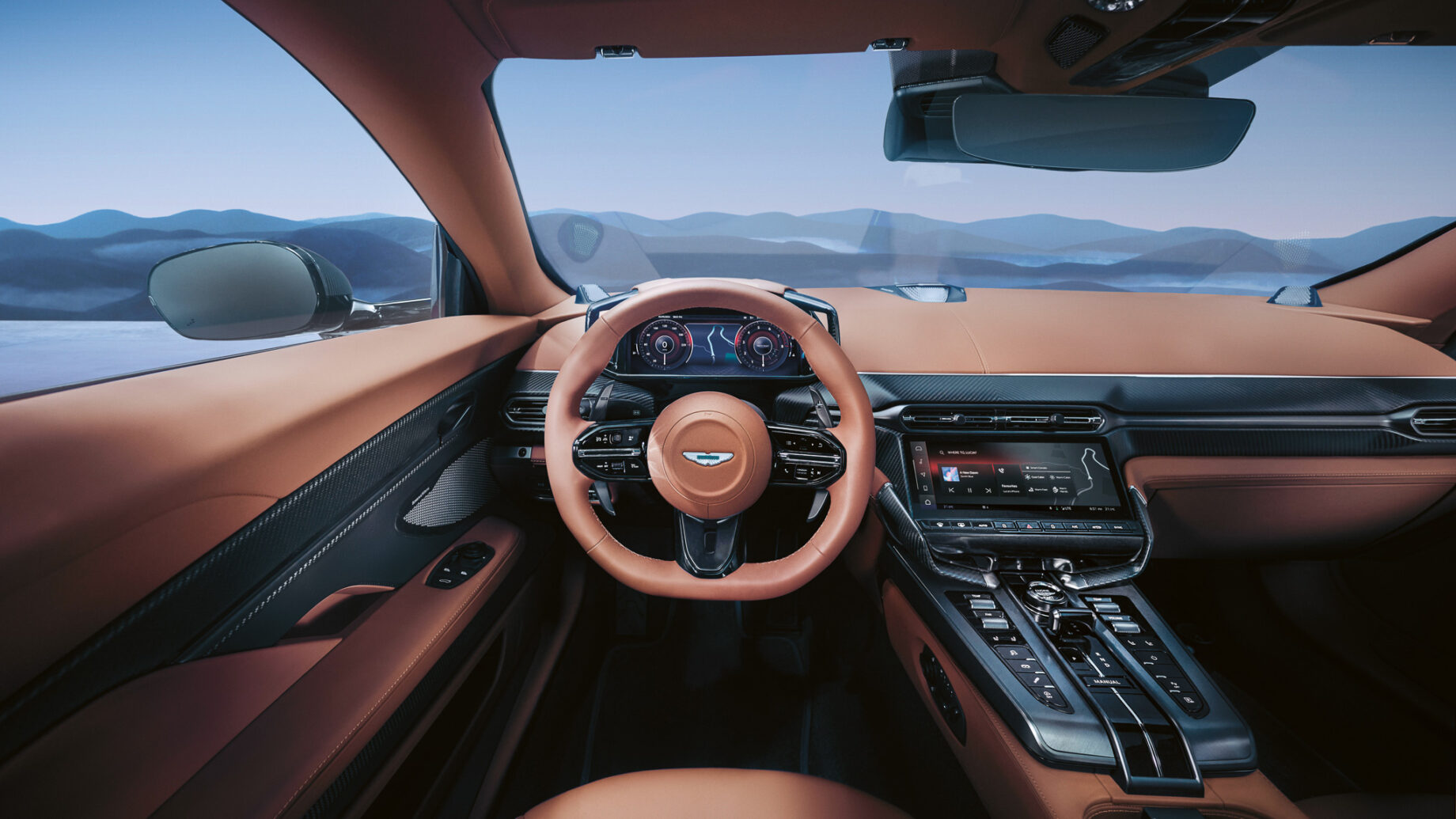 Luxuriöses Interieur mit hellbraunen Ledersitzen und -lenkrad, digitalem Armaturenbrett und Touchscreen-Display, mit Bergen, die durch die Windschutzscheibe sichtbar sind.