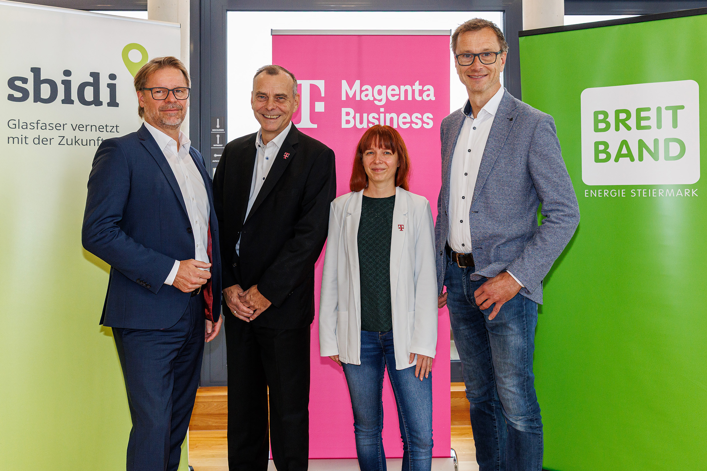 Vier Personen in Business-Kleidung lächeln bei der Meisterbriefverleihung 2026 im Grazer Congress - ein Rekord für die Steiermark.