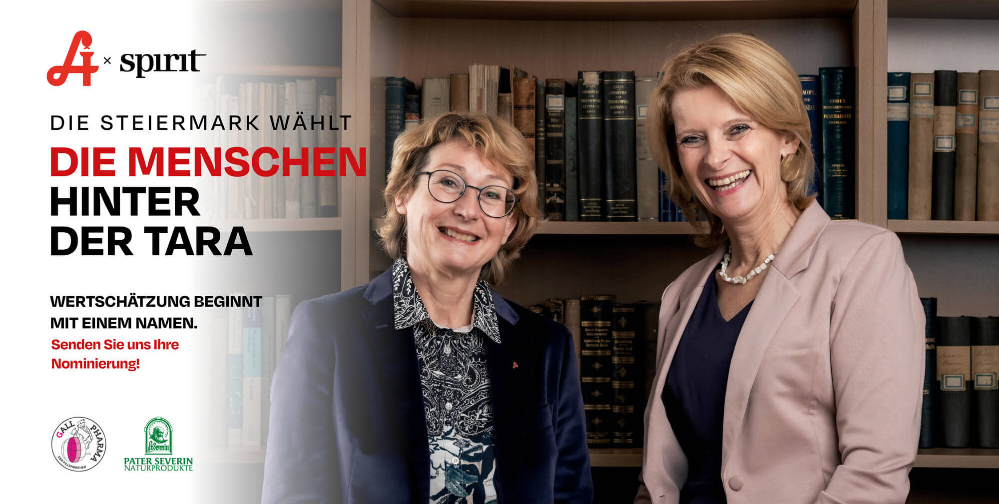 Zwei lächelnde Frauen in Geschäftskleidung stehen vor mit Büchern gefüllten Regalen. Der Text in deutscher Sprache bedeckt die linke Seite des Bildes.