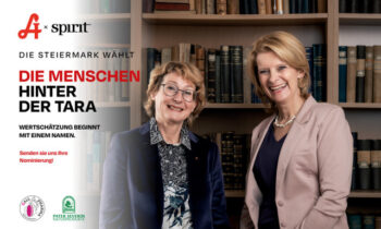 Zwei lächelnde Frauen in Geschäftskleidung stehen vor einem Bücherregal. Auf der linken Seite des Bildes sind deutsche Texte und Logos zu sehen.