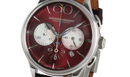 Eine Armbanduhr mit kastanienbraunem Zifferblatt, Chronographenzifferblättern, Datumsanzeige und braunem Lederarmband mit rosa Nähten.