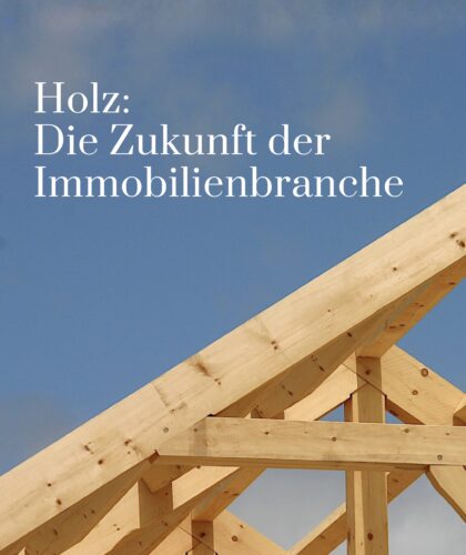Ein hölzerner Dachstuhl unter blauem Himmel, mit deutschem Text: "Holz: Die Zukunft der Immobilienbranche.