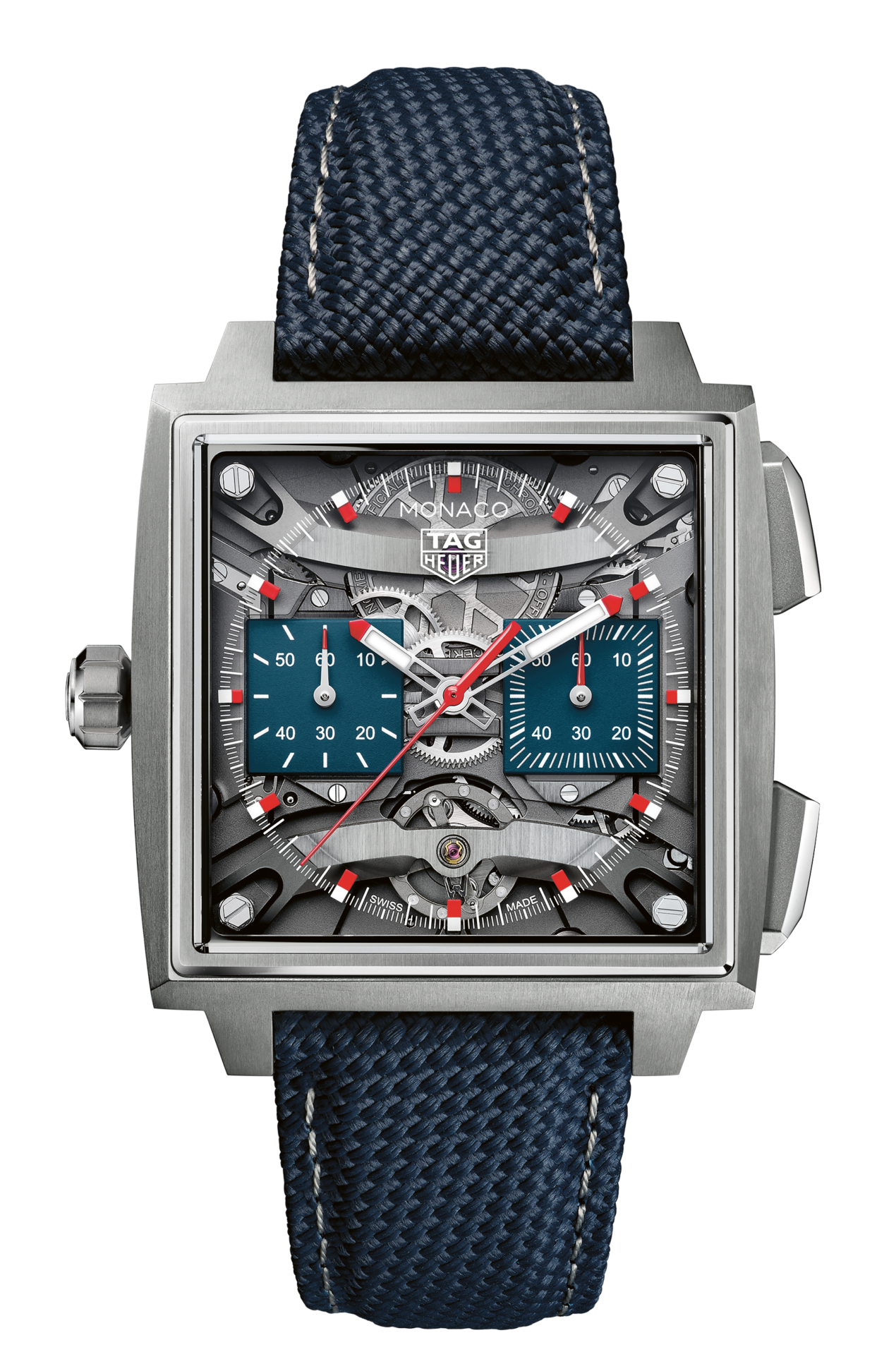 Eine TAG Heuer Monaco mit quadratischem Gesicht, blauem Armband, skelettiertem Zifferblatt und roten Akzenten auf den Zeigern und Ziffernblättern.