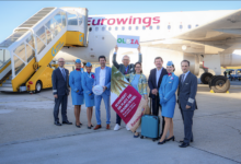 Erstflug von Eurowings von Graz nach Olbia: Crew und Vertreter des Graz Airport vor dem Flugzeug am Flughafen Graz.