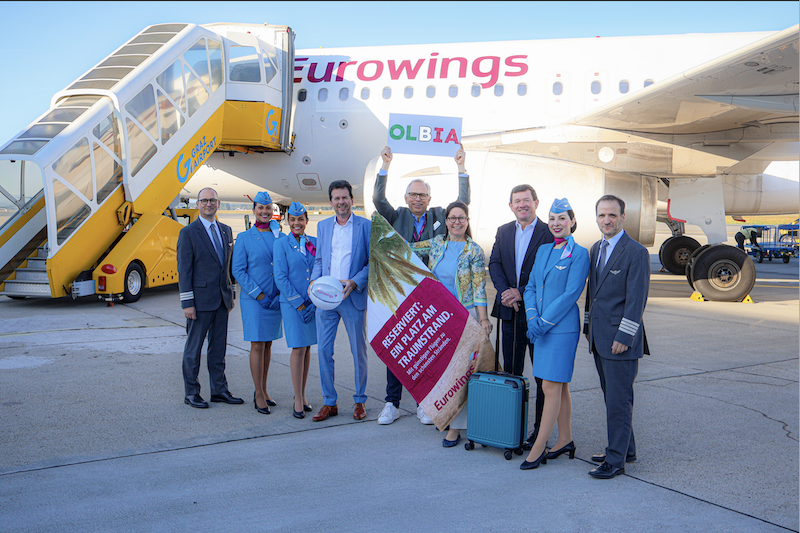 Erstflug von Eurowings von Graz nach Olbia: Crew und Vertreter des Graz Airport vor dem Flugzeug am Flughafen Graz.