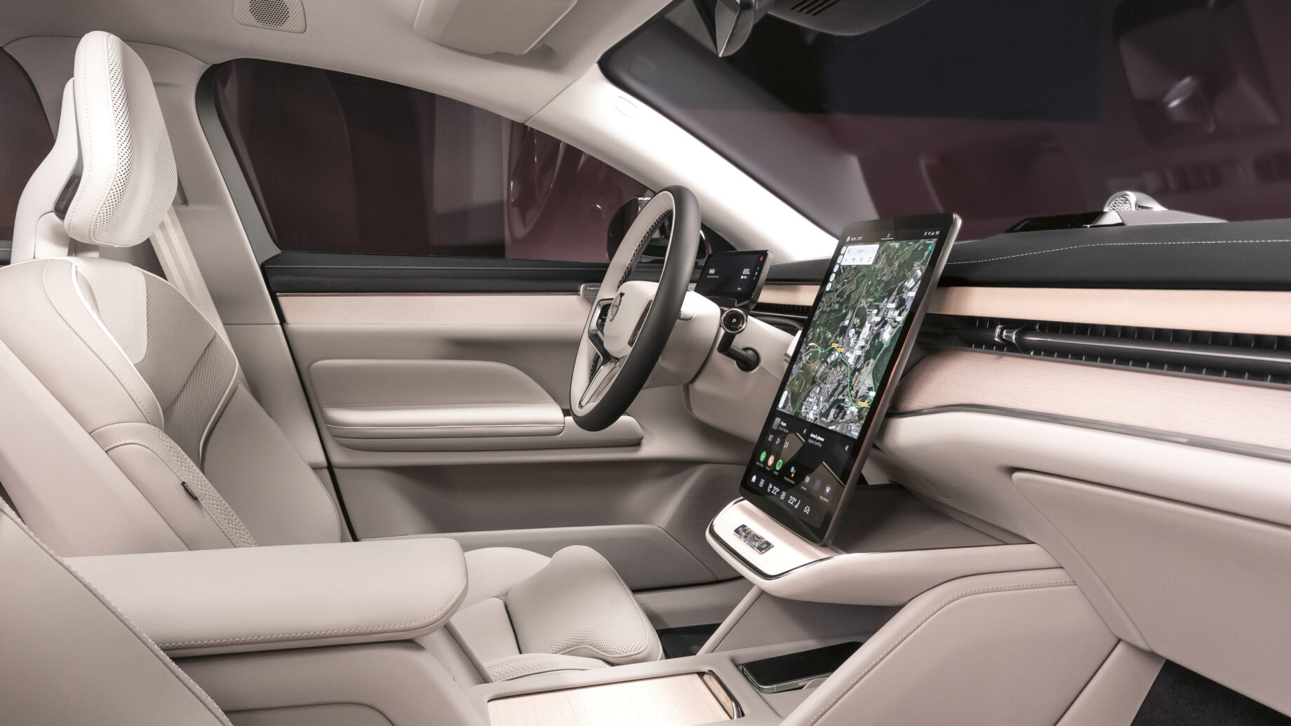 Modernes Fahrzeuginterieur mit hellbeigen Sitzen, einem großen vertikalen Touchscreen auf dem Armaturenbrett und minimalistischen, klaren Designelementen.