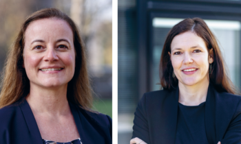 Zwei nebeneinander angeordnete Porträtaufnahmen von zwei lächelnden Frauen, die beide dunkle Business-Blazer tragen, im Freien bei sanfter Beleuchtung.