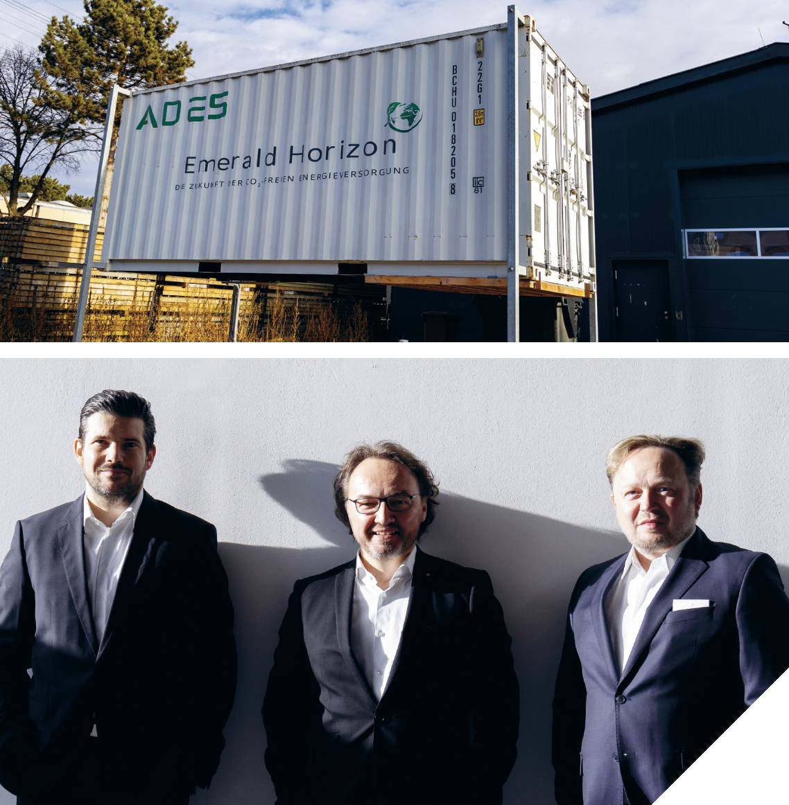 Ein weißer Schiffscontainer mit der Aufschrift „Emerald Horizon“ und drei Männer in Anzügen, die nebeneinander im Sonnenlicht vor einer weißen Wand stehen.