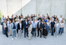 Eine große Gruppe posiert im Freien in Business-Casual-Kleidung und lächelt für ein Gruppenfoto – zur Feier der WKO Steiermark-Forschungsstipendien 2026.