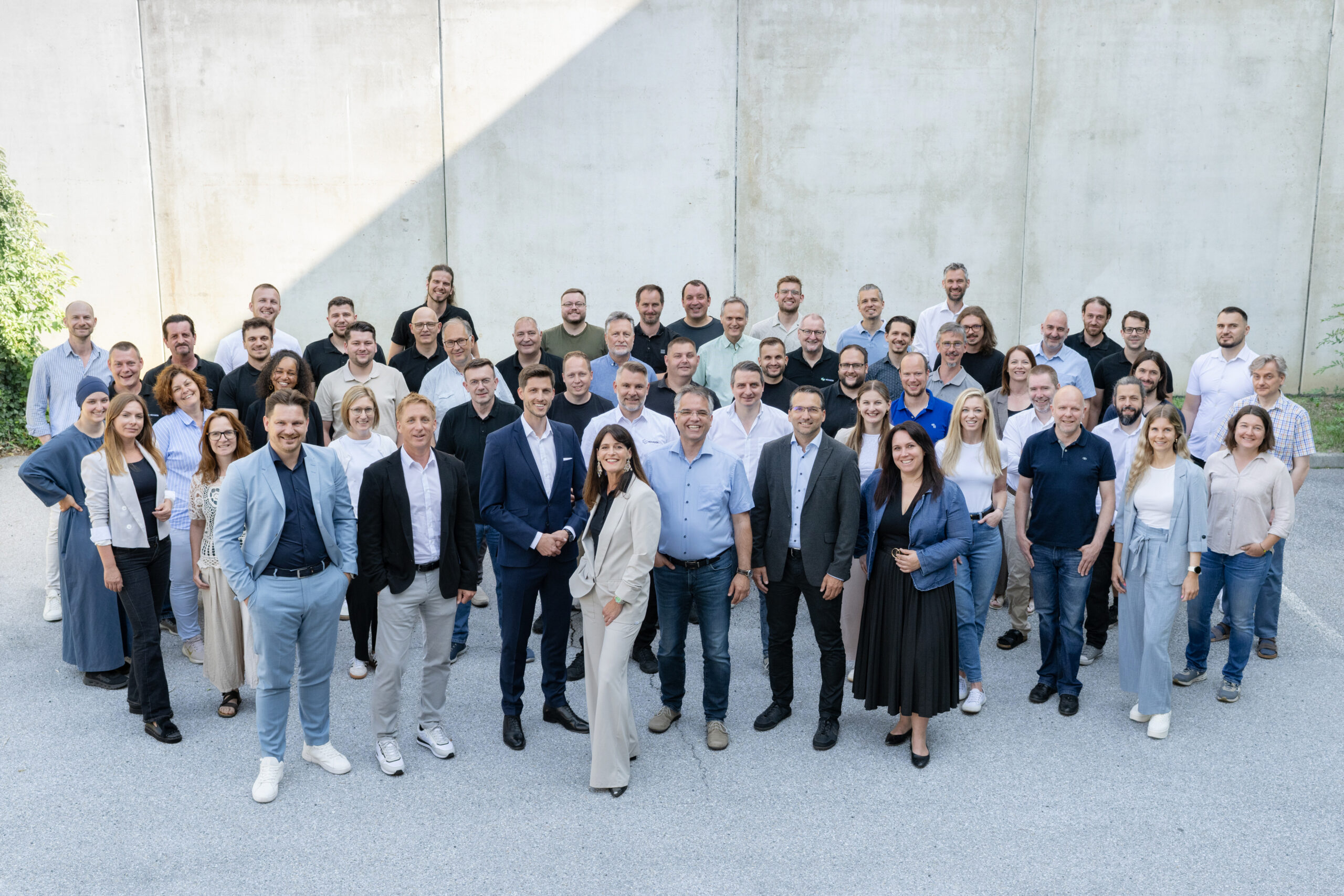 Eine große Gruppe posiert im Freien in Business-Casual-Kleidung und lächelt für ein Gruppenfoto – zur Feier der WKO Steiermark-Forschungsstipendien 2026.