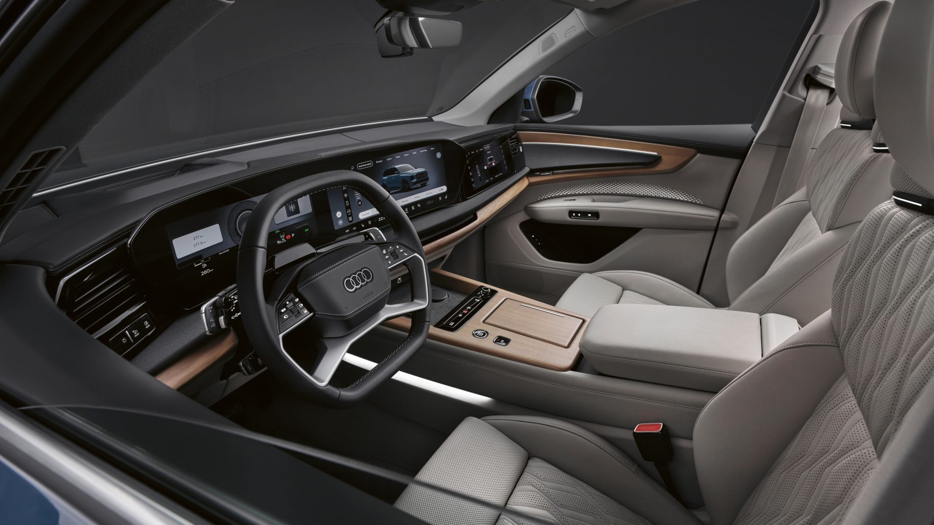 Innenraum eines Audi mit digitalem Armaturenbrett, Lenkrad, beigen Ledersitzen und Holzverkleidungen an den Türen und am Armaturenbrett.