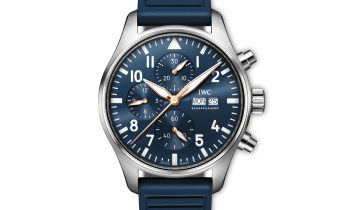 Eine blaue Chronographen-Armbanduhr mit drei Hilfszifferblättern, Datumsanzeige und blauem Armband, deren Zeiger und Indizes silberne Akzente aufweisen.
