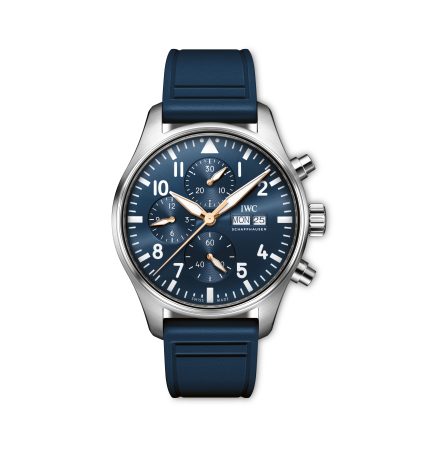 Eine blaue Chronographen-Armbanduhr mit drei Hilfszifferblättern, Datumsanzeige und blauem Armband, deren Zeiger und Indizes silberne Akzente aufweisen.
