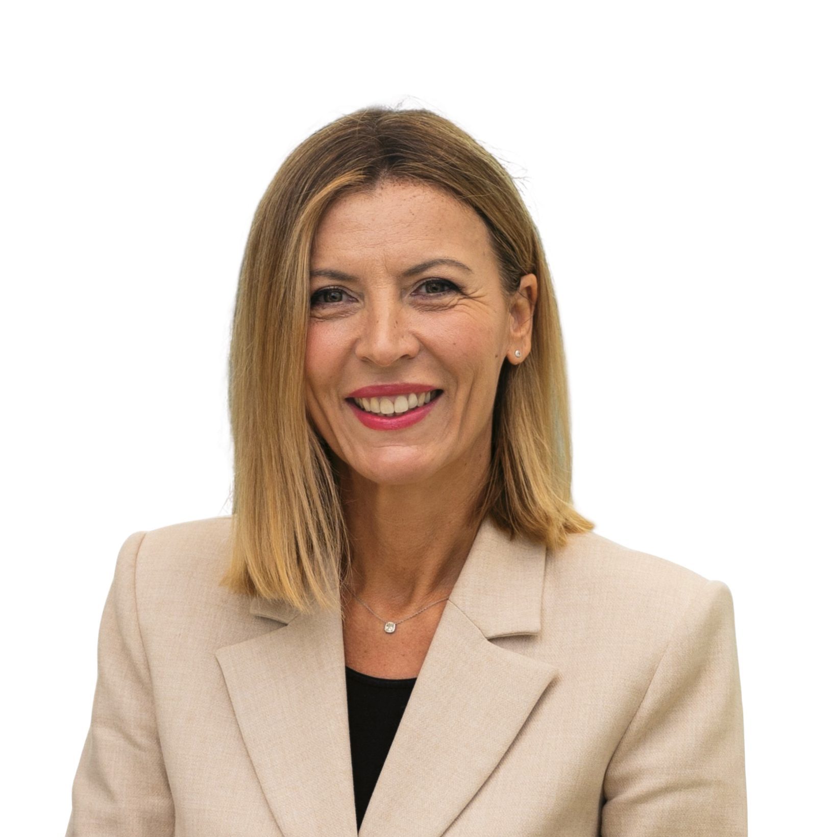 Eine lächelnde Frau mit schulterlangen blonden Haaren, die einen beigen Blazer über einem schwarzen Oberteil trägt.